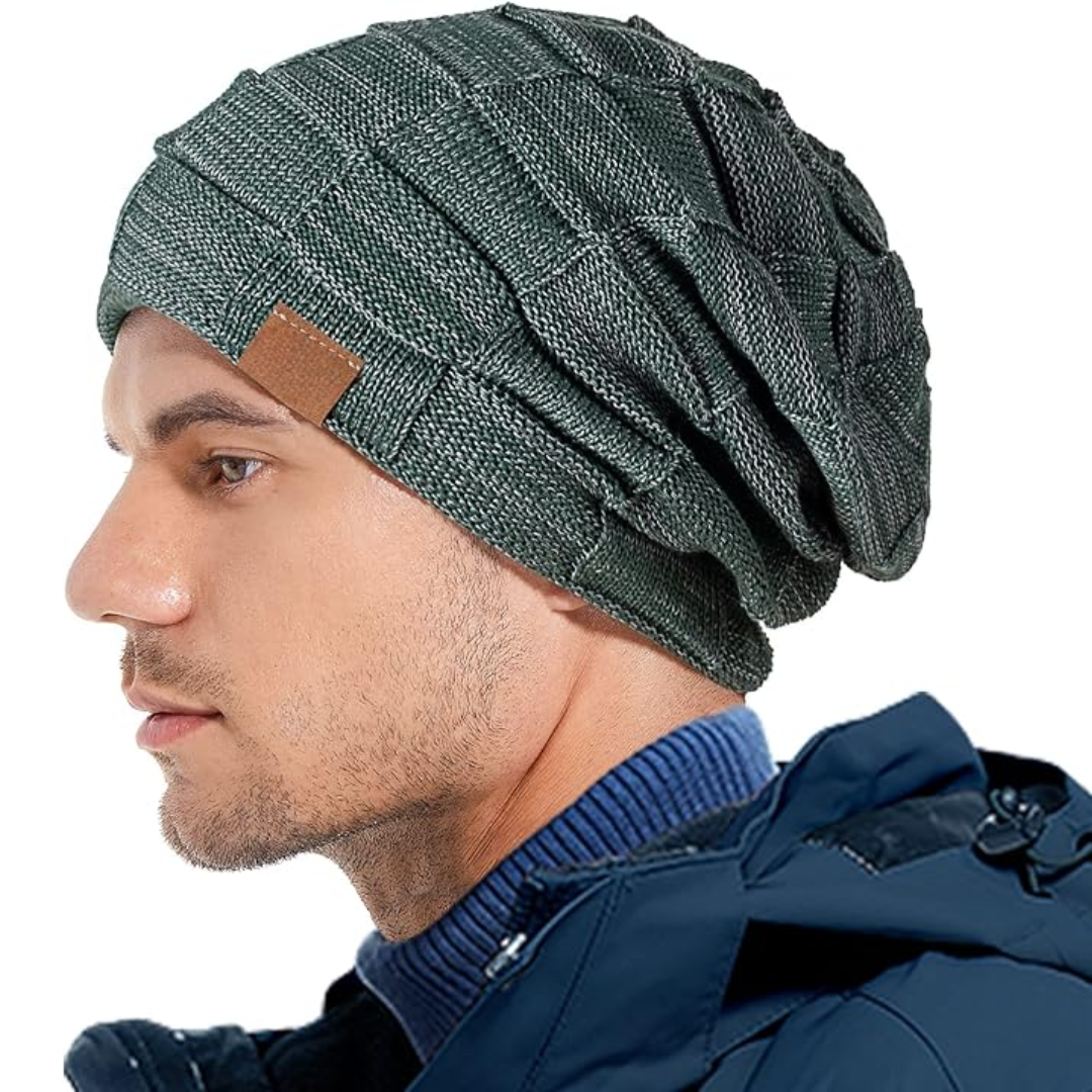 Mann mit grauer Strickmütze, Wintermode, Herrenbekleidung, warm, stilvoll, Outdoor-Bekleidung.