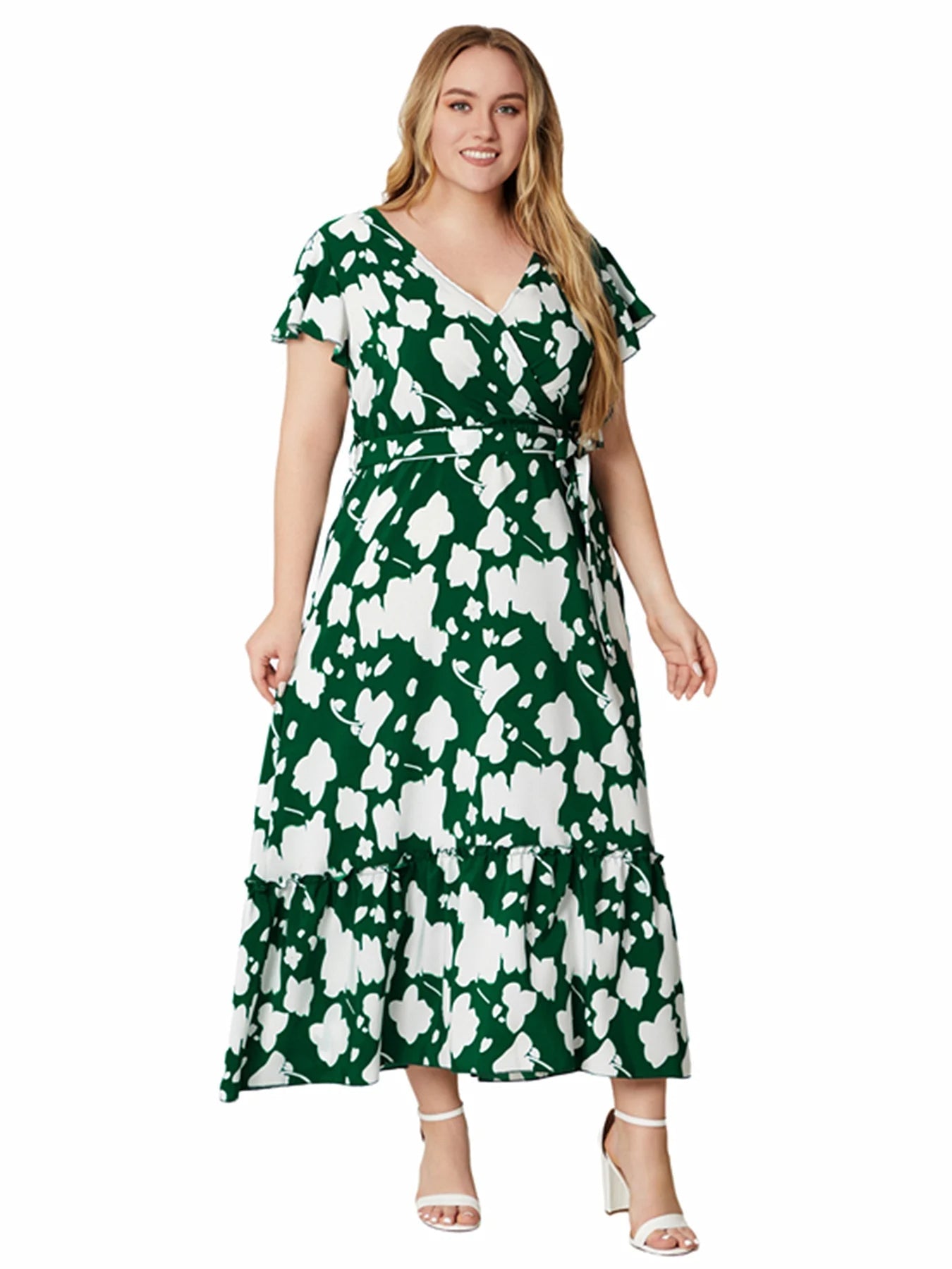 Frau im grünen Maxikleid mit weißem Blumenmuster, V-Ausschnitt, kurze Ärmel, Sommermode.