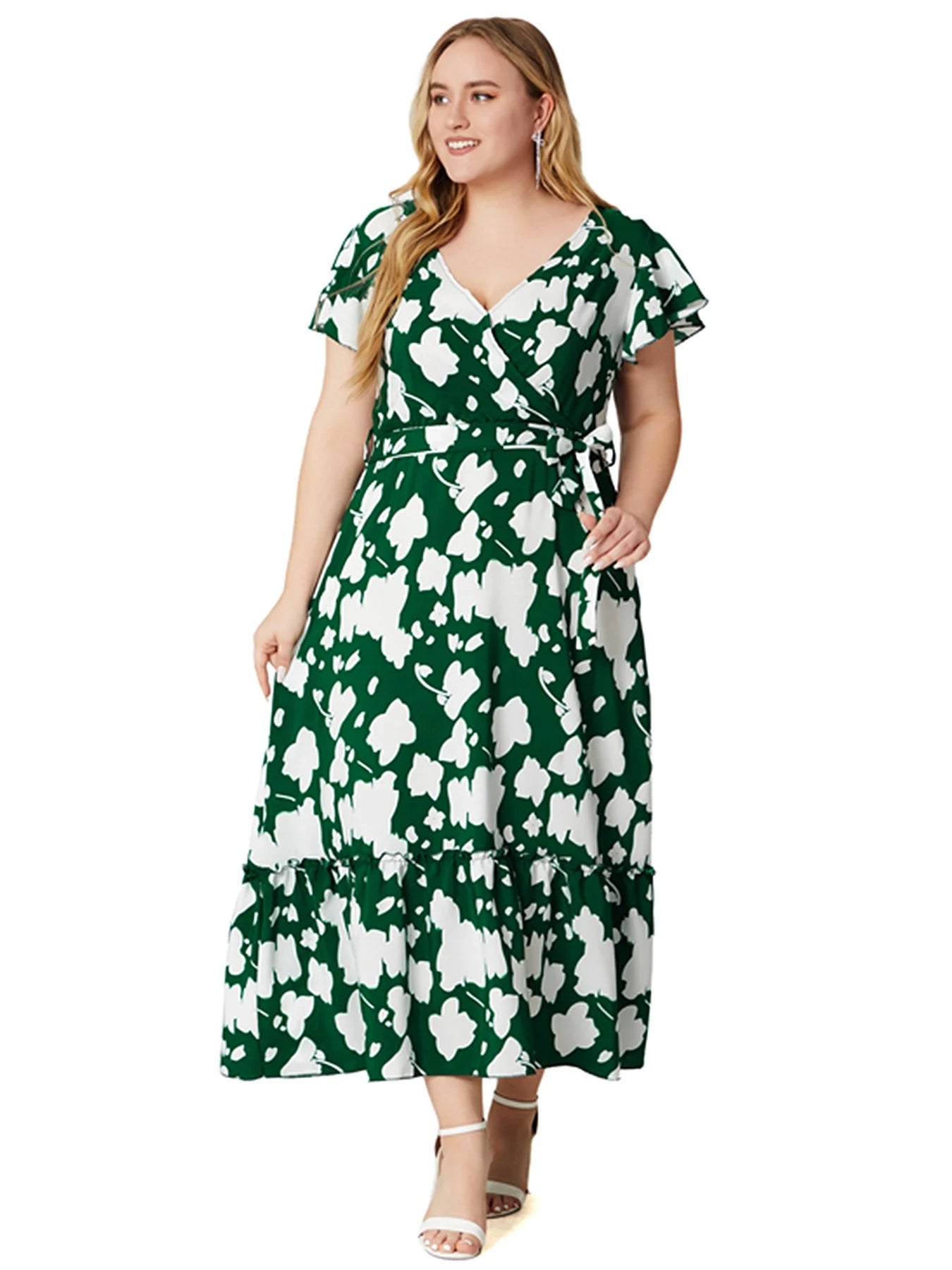 Frau im grünen, geblümten Maxikleid mit V-Ausschnitt und kurzen Ärmeln, Sommermode.
