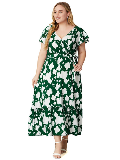 Frau im grünen, geblümten Maxikleid mit V-Ausschnitt und kurzen Ärmeln, Sommermode.