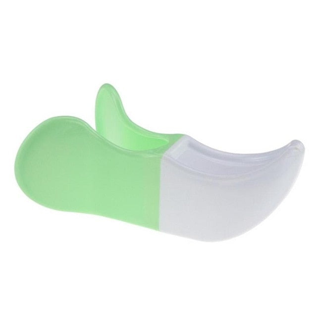 Grüner und weißer Kunststoff-Seifenspender, ergonomisches Design, Badezimmerzubehör.