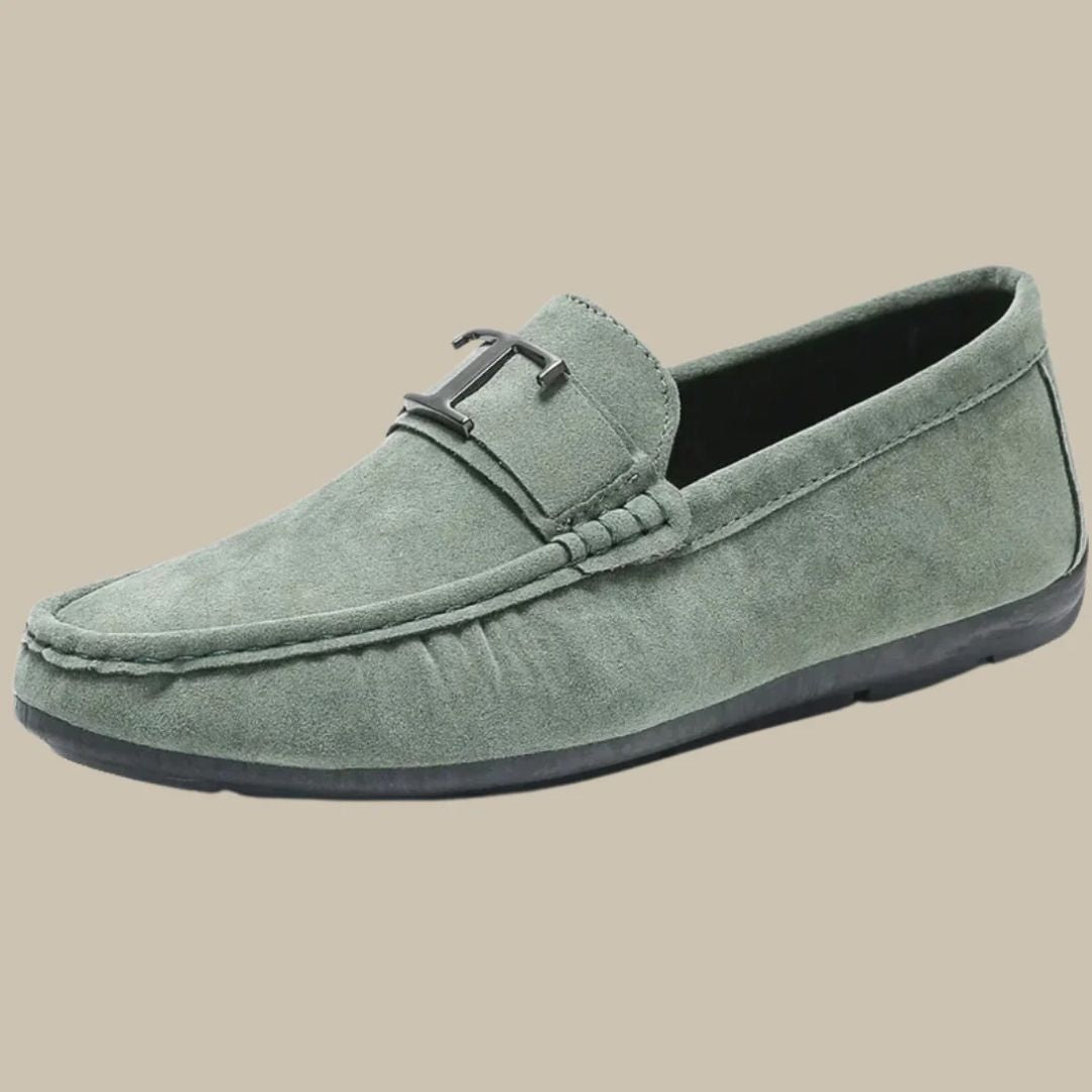 Grüner Wildleder-Mokassin für Herren, rutschfeste Sohle, elegantes Design.