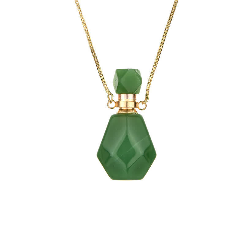 Grüner Parfümflakon-Anhänger mit goldener Kette, facettiertes Design, eleganter Schmuck.