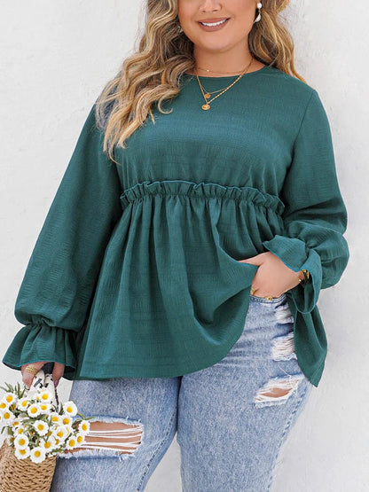 Frau in grüner Bluse mit Rüschen, zerrissene Jeans, hält Korb mit Gänseblümchen, lässiger Look.