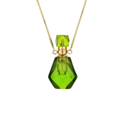 Grüner Glasflakon-Anhänger mit goldener Kette, elegantes Schmuckdesign.