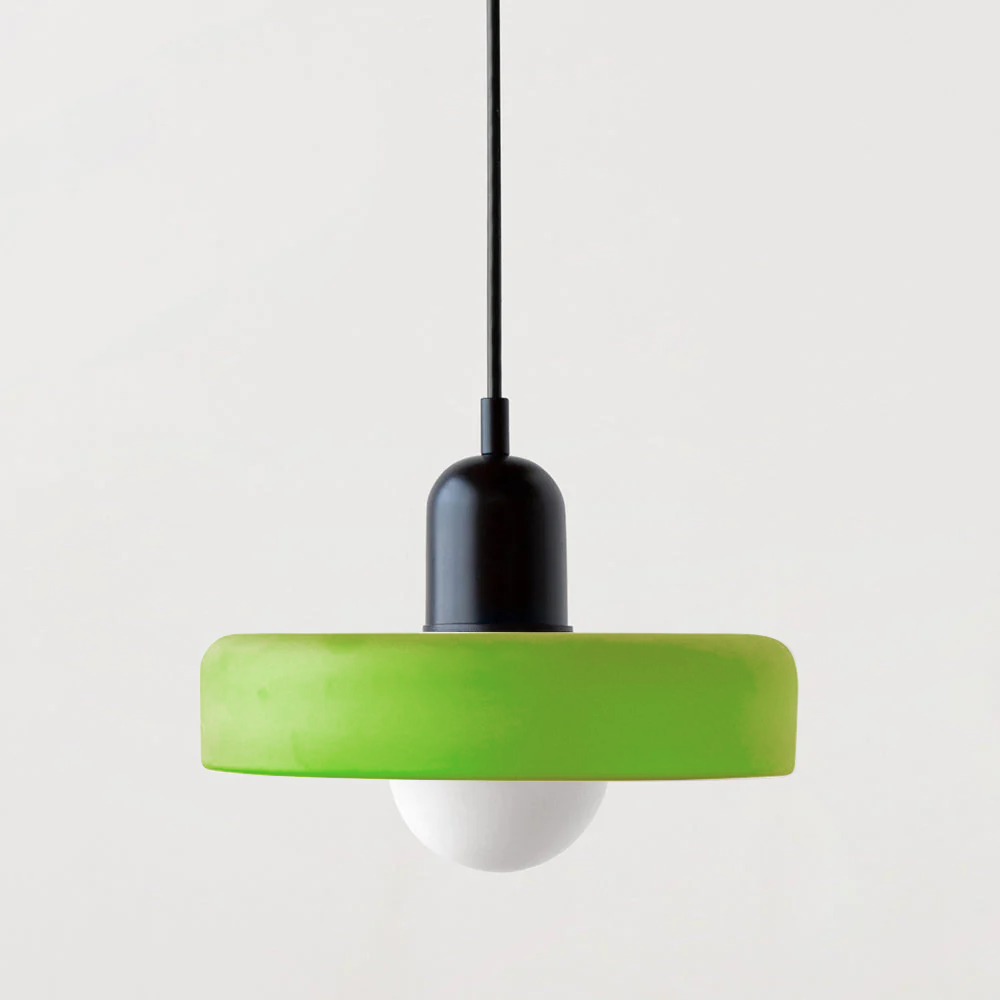 Grüne Hängelampe mit schwarzem Kabel, modernes Design, energiesparend, Wohnzimmerbeleuchtung.