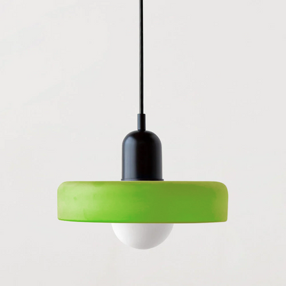Grüne Hängelampe mit schwarzem Kabel, modernes Design, energiesparend, Wohnzimmerbeleuchtung.