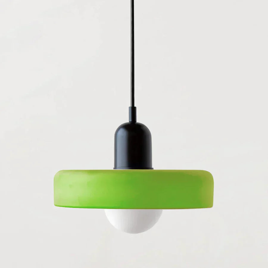 Grüne Pendelleuchte mit schwarzem Kabel, modernes Design, ideal für Wohnzimmerbeleuchtung.