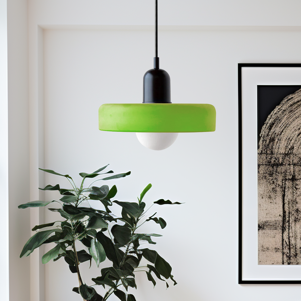 Grüne Pendelleuchte aus Glas, modernes Design, Wohnzimmerbeleuchtung, schwarze Fassung.