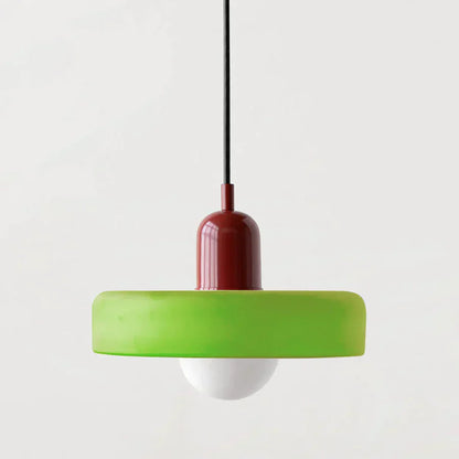 Moderne grüne Pendelleuchte mit rotem Sockel, minimalistisches Design, Innenbeleuchtung.