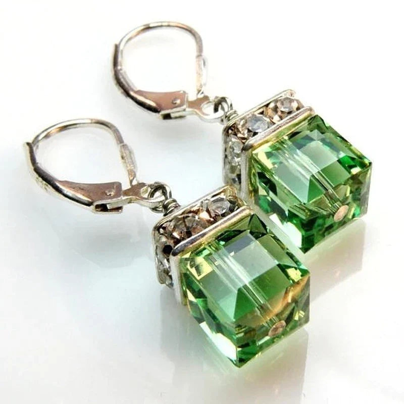 Silberne Ohrringe mit grünen Kristallen, quadratisch, eleganter Schmuck für Damen.