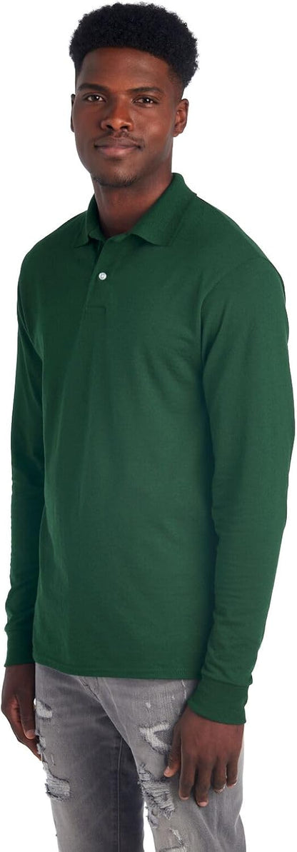 Mann trägt grünes Langarm-Poloshirt, lässige Mode, Herrenbekleidung, Freizeitlook.