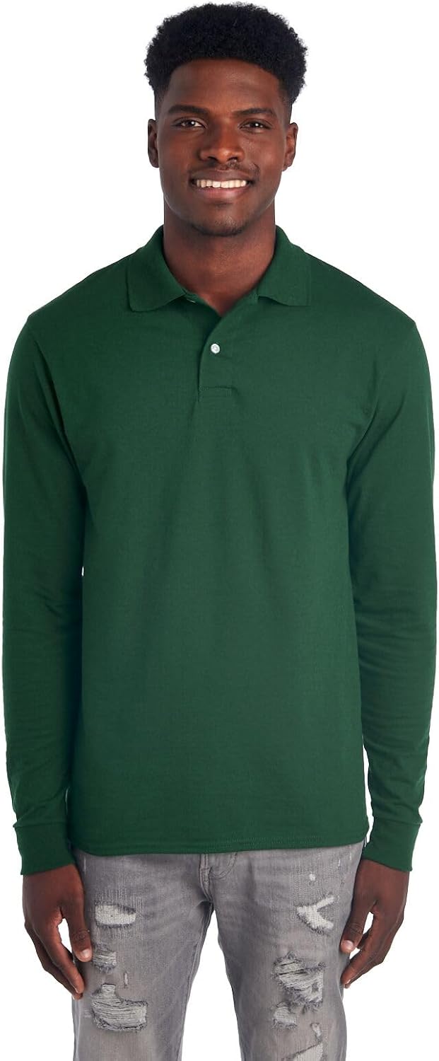 Mann trägt grünes Langarm-Poloshirt, Baumwolle, klassischer Stil, Freizeitmode.