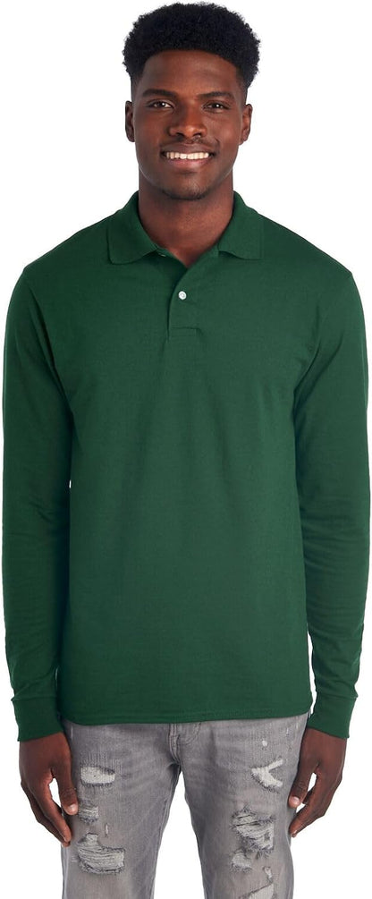 Mann trägt grünes Langarm-Poloshirt, Baumwolle, klassischer Stil, Freizeitmode.