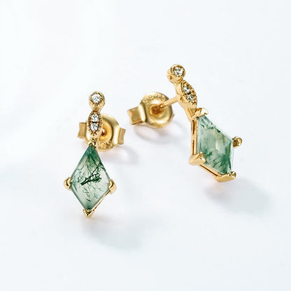 Goldene Ohrringe mit grünem Edelstein, Diamanten, geometrisches Design, eleganter Schmuck.