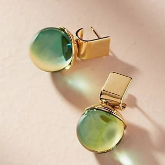 Goldene Ohrringe mit grünen Edelsteinen, elegantes Schmuckdesign, modische Accessoires.