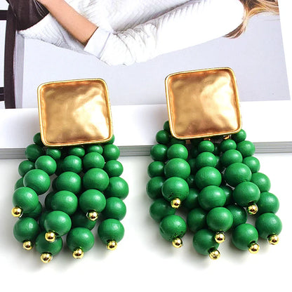 Goldene Ohrringe mit grünen Perlen, quadratischer Anhänger, modisches Accessoire, Damen-Schmuck.