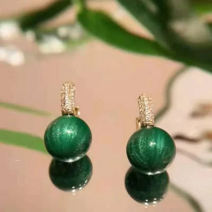 Grüne Perlenohrringe mit goldenen Details, eleganter Schmuck, Damenaccessoire, Geschenkidee.