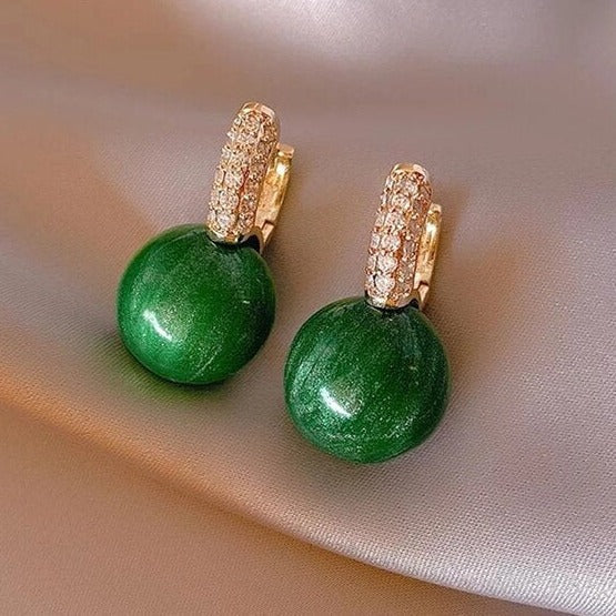 Grüne Perlen-Ohrringe mit goldenen Details, eleganter Schmuck für Damen, modisch und retro.