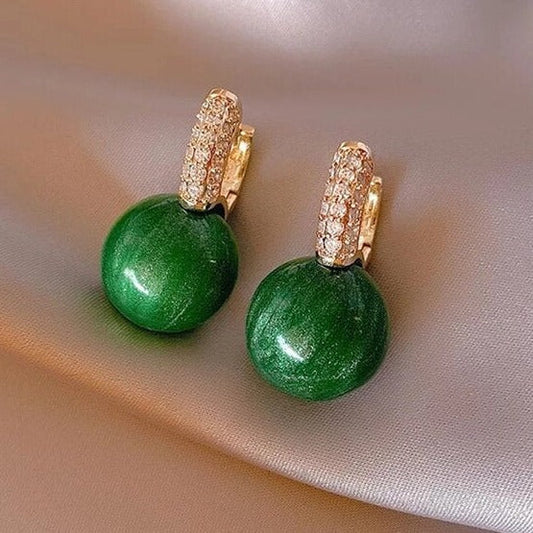 Grüne Perlen-Ohrringe mit goldenen Details, eleganter Schmuck für Damen, modisch und retro.