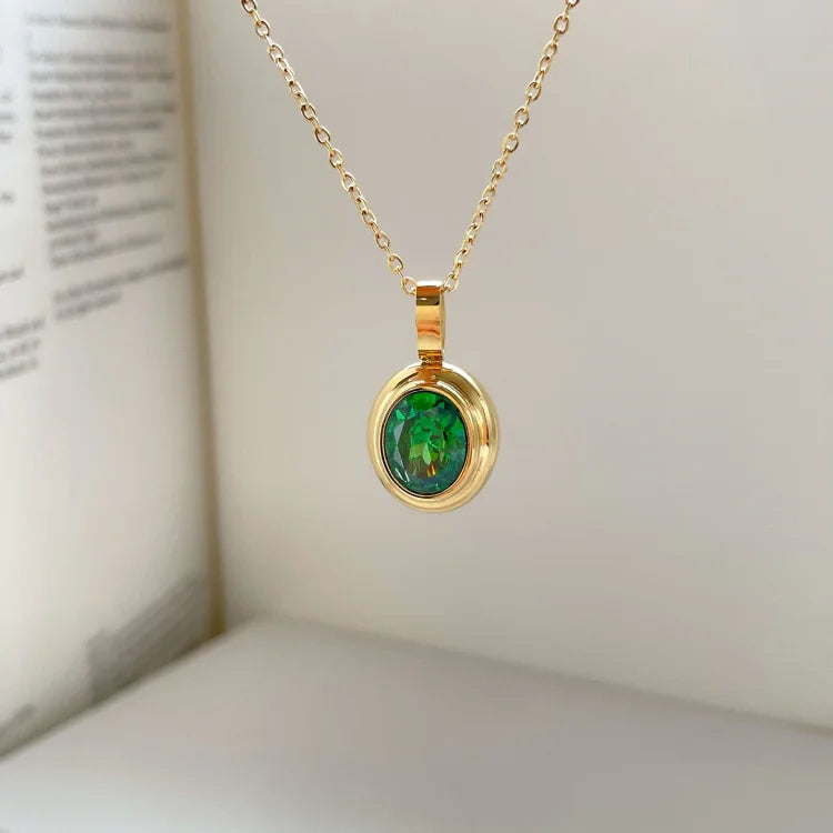 Goldene Halskette mit grünem Edelstein-Anhänger, eleganter Schmuck für Damen.