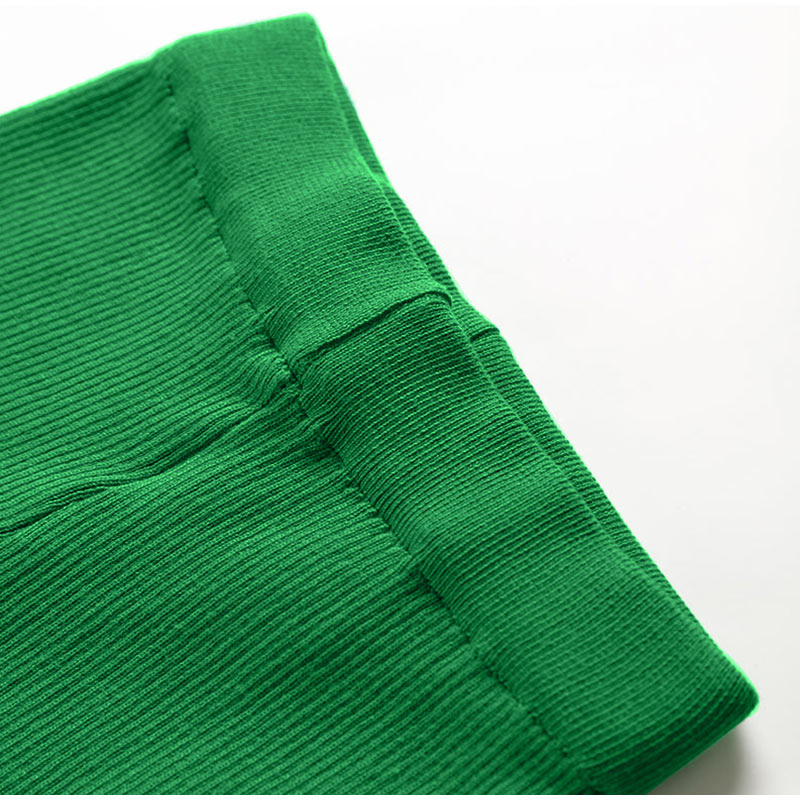 Grüner gerippter Stoff, Nahaufnahme, Textilmaterial, Mode, Bekleidung, Detailansicht.