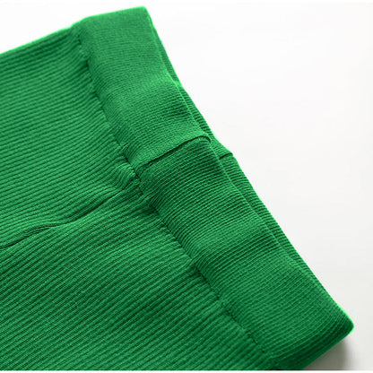Grüner gerippter Stoff, Nahaufnahme, Textilmaterial, Mode, Bekleidung, Detailansicht.