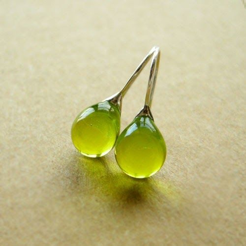 Grüne Tropfen-Ohrringe aus Glas, silberne Haken, handgefertigter Schmuck, modisch, elegant.