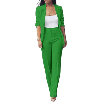 Frau in grünem Hosenanzug, weißem Top, eleganter Business-Look, Mode für Damen.