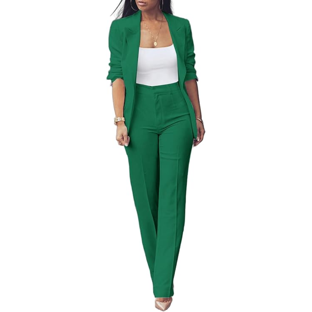 Frau in grünem Hosenanzug, weißem Top, eleganter Business-Look, Mode für Damen.