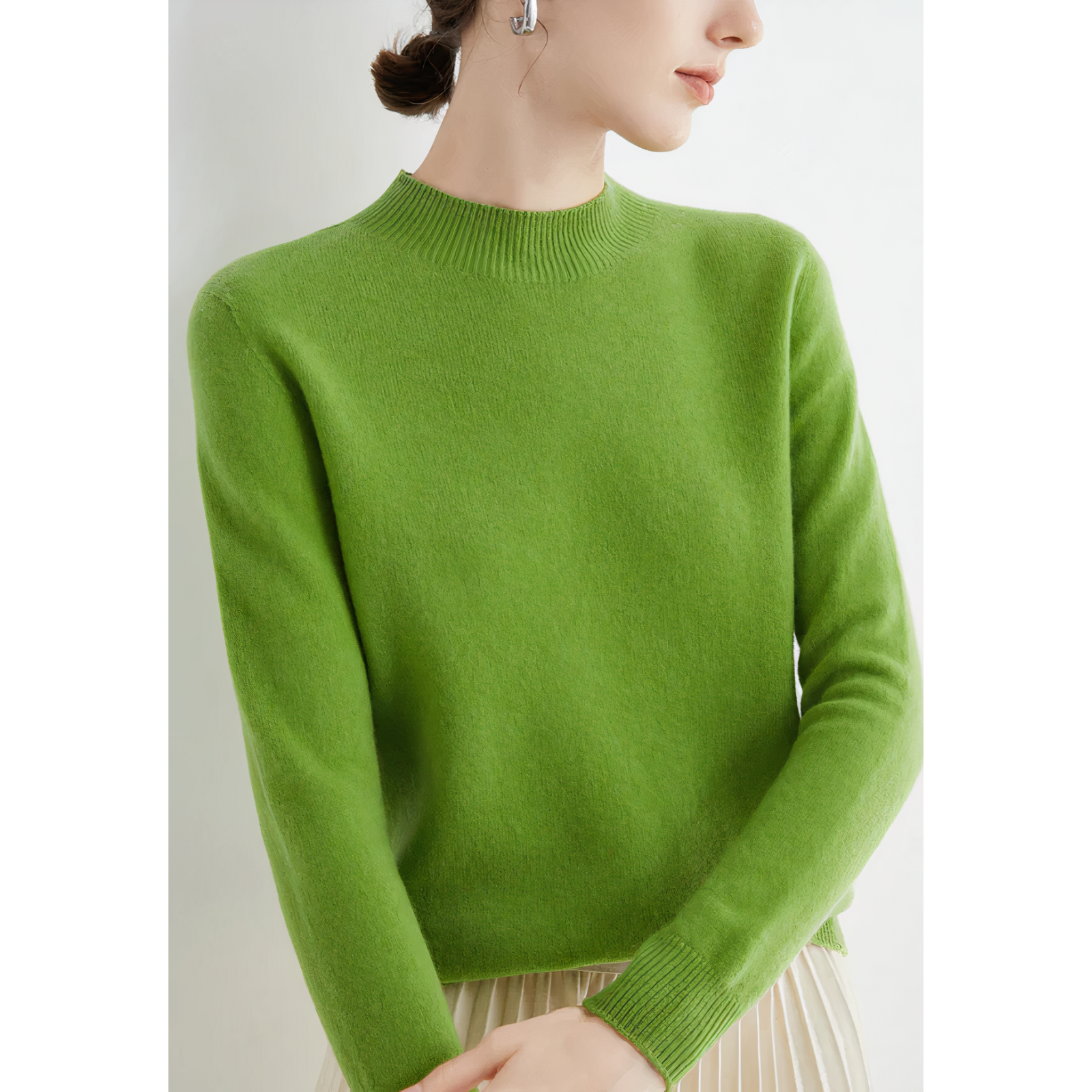 Frau in grünem Kaschmirpullover, Rundhalsausschnitt, elegantes Design, Herbstmode.