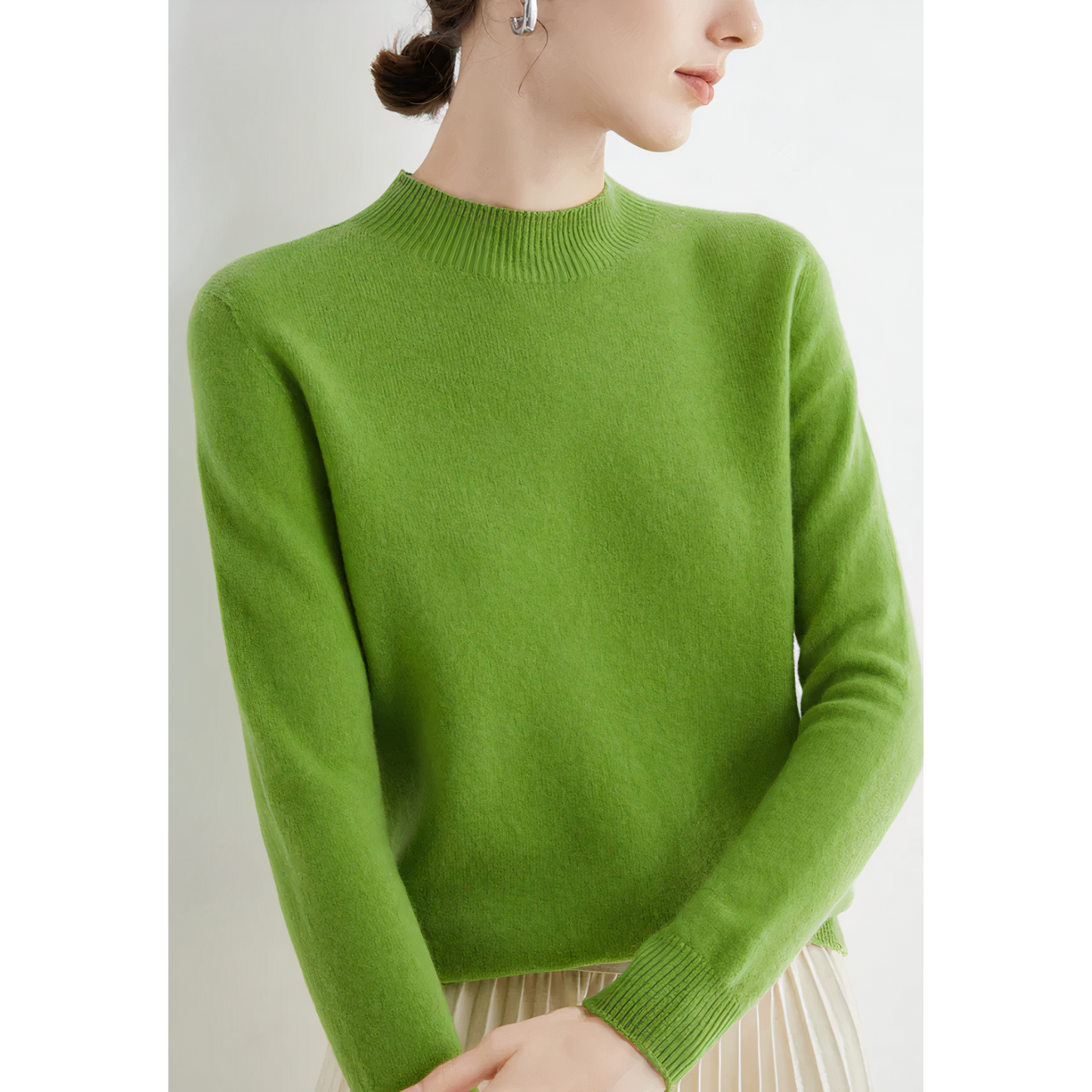 Frau in grünem Kaschmirpullover, Rundhalsausschnitt, elegantes Design, Mode, Damenbekleidung.