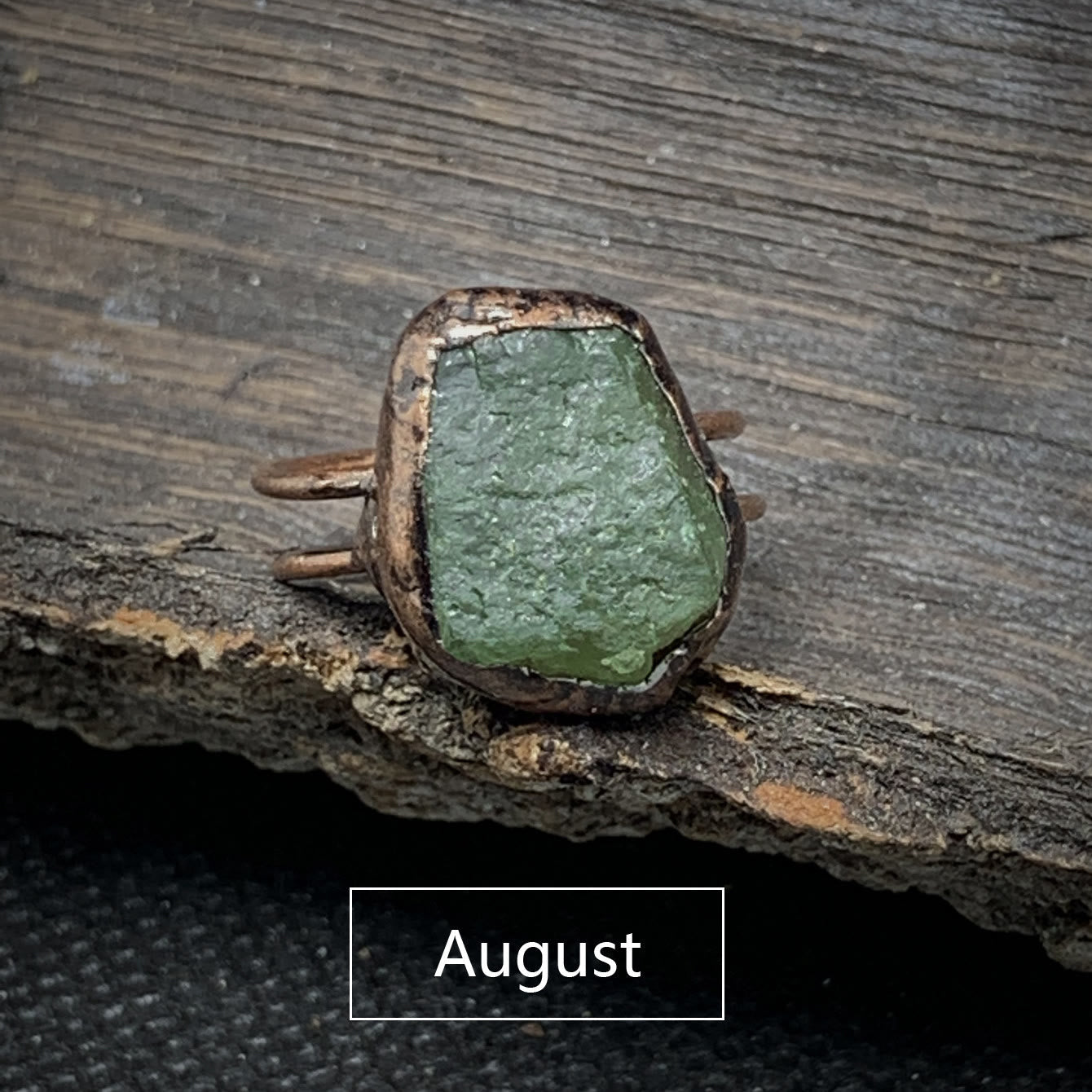 Rohstein-Ring mit grünem Peridot, handgefertigt, rustikales Design, August-Geburtsstein.