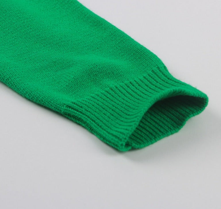 Grüner Strickpullover-Ärmel, weiches Material, modisches Design, Damenbekleidung.