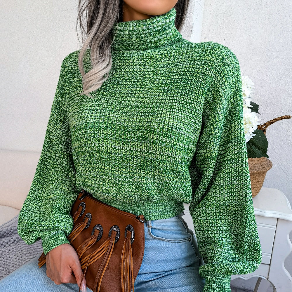 Frau in grünem Strickpullover mit Rollkragen, braune Tasche, modisch, Herbstmode.