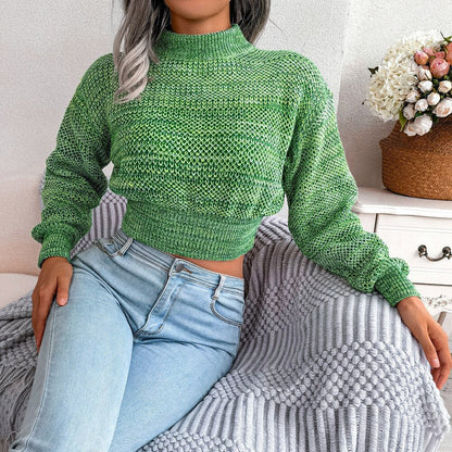 Frau in grünem Strickpullover, hochgeschlossen, sitzt auf Sofa, modisch, gemütlich, Wohnzimmer.