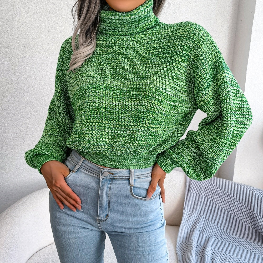 Frau in grünem Strickpullover mit Rollkragen und blauer Jeans, modisch, gemütlich.