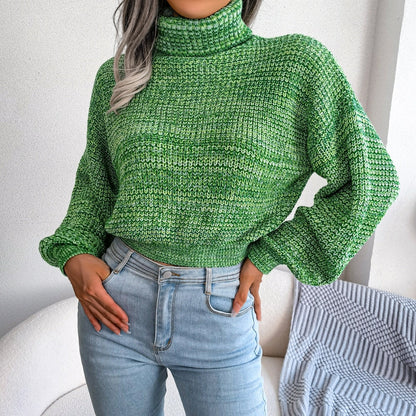 Frau in grünem Strickpullover mit Rollkragen und blauer Jeans, modisch, gemütlich.