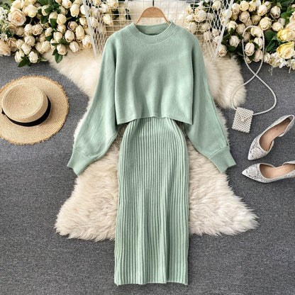 Grünes Strickkleid-Set mit Pullover und Rock, Damenmode, elegant, Herbst/Winter-Outfit.