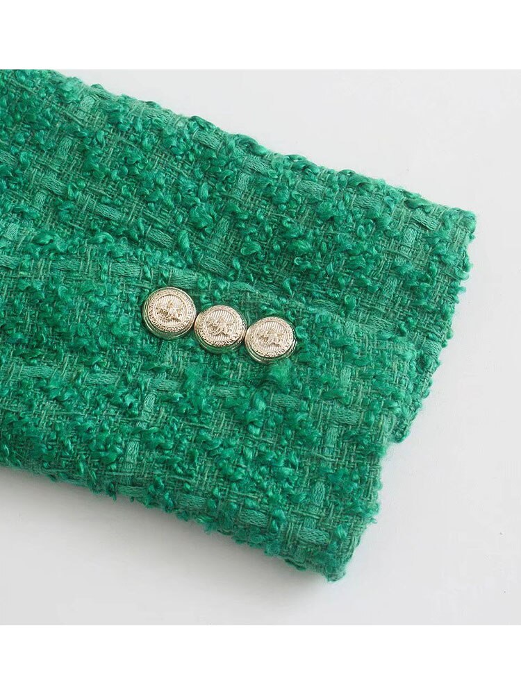 Grüner Tweed-Stoff mit goldenen Knöpfen, elegantes Design, hochwertige Textur.