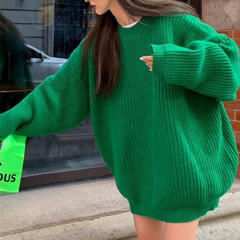 Frau in grünem Oversize-Pullover aus Strick, modisch, urbaner Stil, Herbstmode.