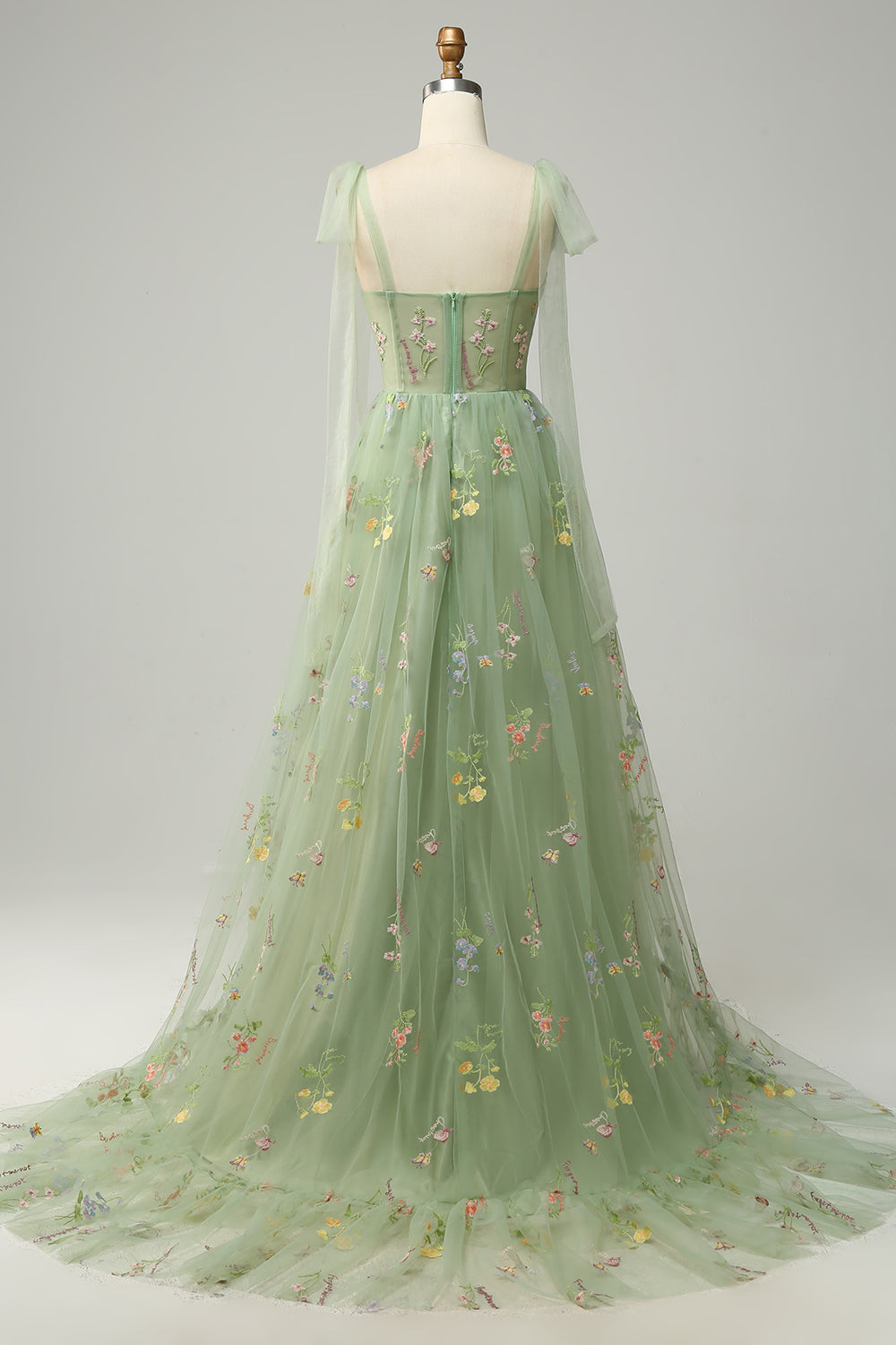 Grünes Abendkleid mit Blumenstickerei, Tüll, bodenlang, elegantes Design.