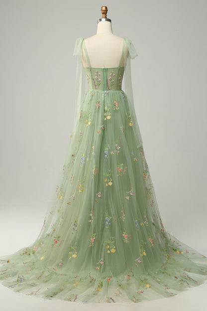 Grünes Abendkleid mit Blumenstickerei, Tüll, bodenlang, elegantes Design.