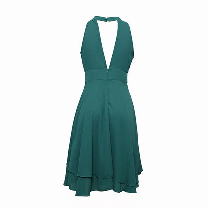 Grünes ärmelloses Cocktailkleid mit V-Ausschnitt, knielang, elegantes Design.