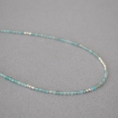 Aquamarin Halskette, zarte Perlen, handgefertigt, minimalistischer Schmuck, elegantes Design
