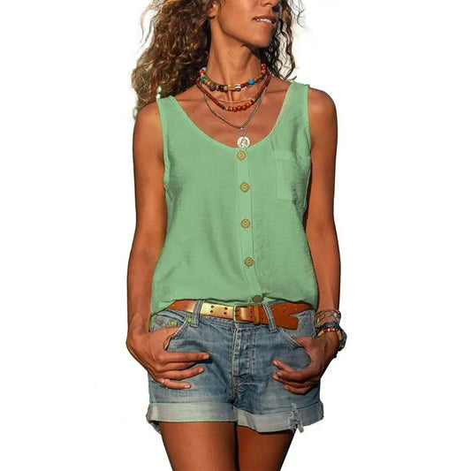 Frau in grünem ärmellosen Top und Jeansshorts, Sommermode, lässiger Stil, Damenbekleidung.