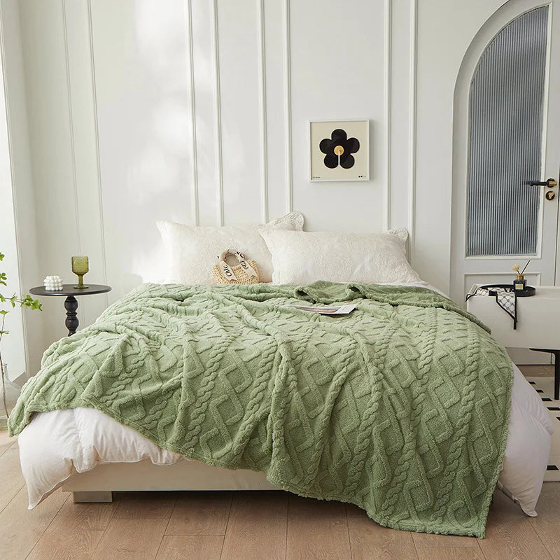 Grünes Strickplaid auf weißem Bett, modernes Schlafzimmer, skandinavisches Design, gemütlich.