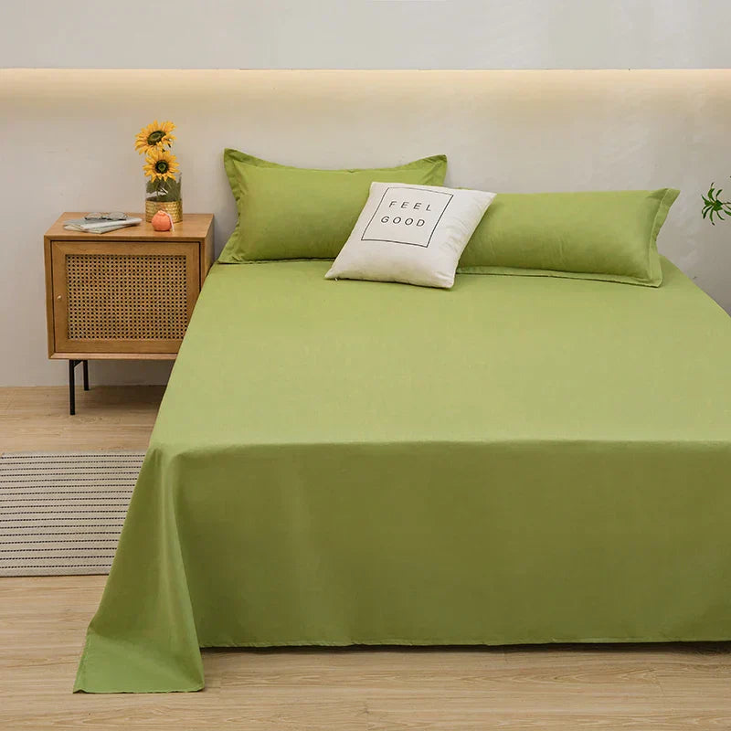 Grünes Bettwäsche-Set aus Baumwolle, modernes Schlafzimmer, Nachttisch mit Sonnenblumen.