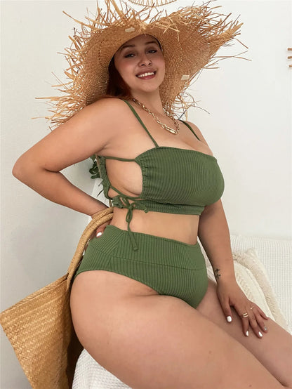 Frau im grünen Bikini mit Strohhut und Tasche, Sommermode, Strandkleidung, lächelnd.