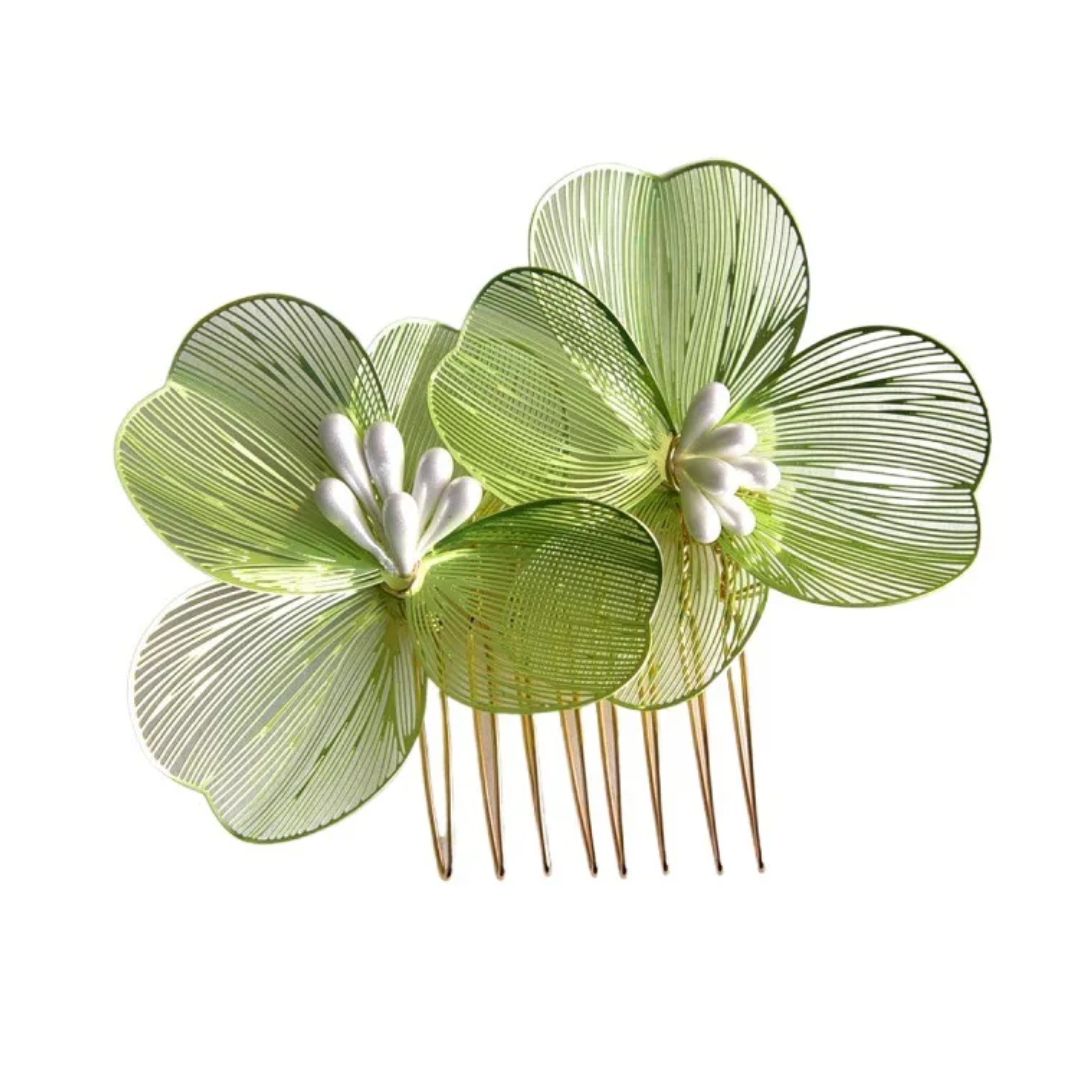 Grüner Haarkamm mit Blumen-Design, goldene Zinken, elegantes Accessoire für Hochzeiten.